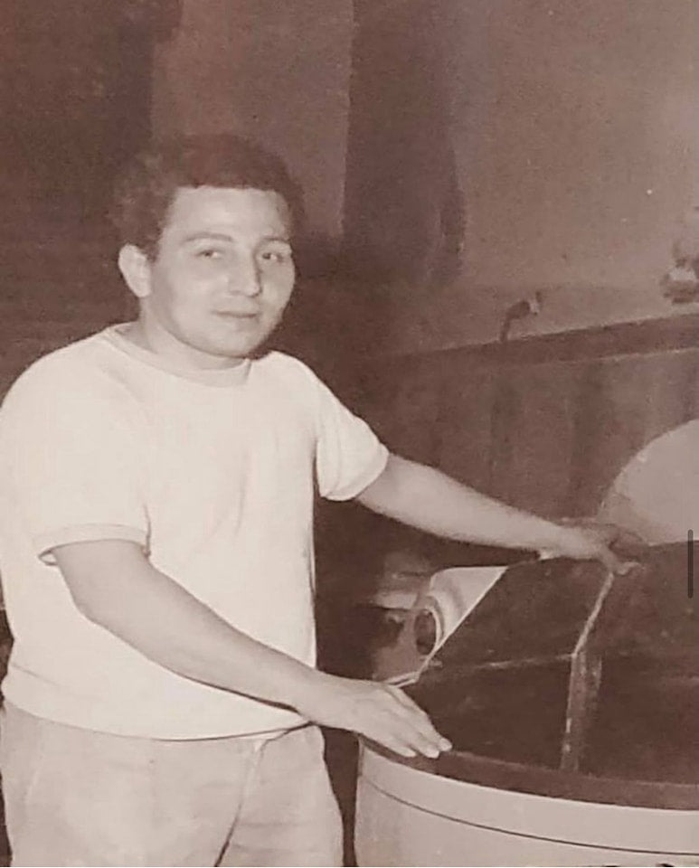 Rocco Frasca, fondatore del Panificio Frasca Rocco, accanto all'impastatrice